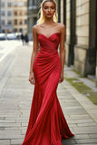 Zapaka Women Red Formal Dress Sweetheart Strapless Mermaid Sheath Ruched Pleated Satin Long Evening Dress