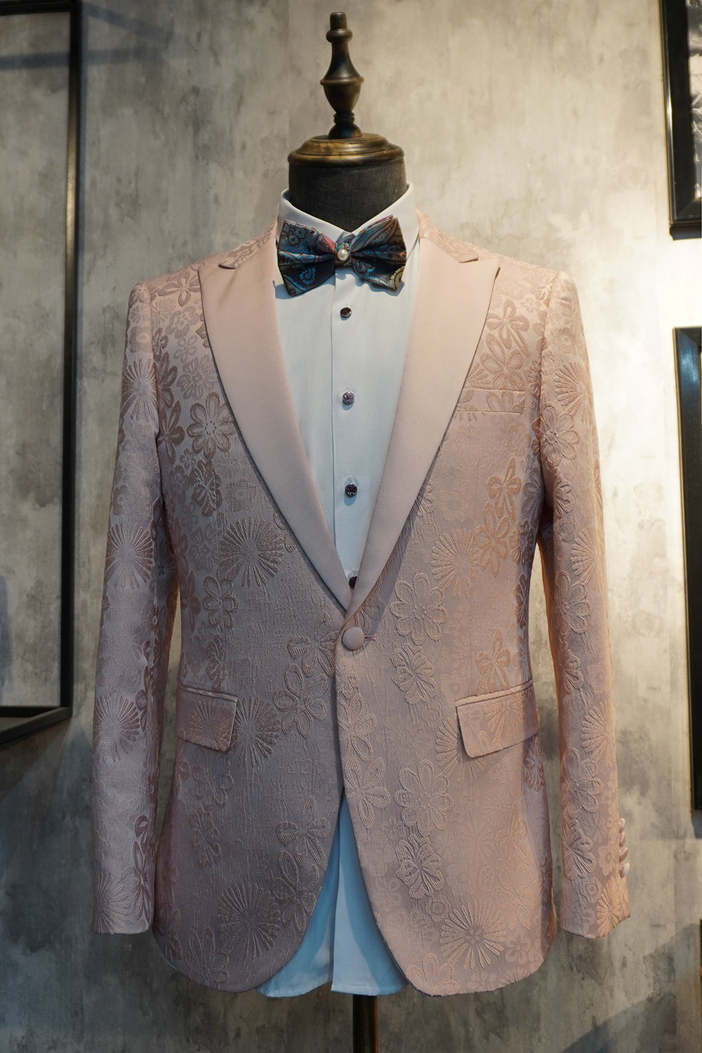 Peak Lapel Black Jacquard Men's Formal Suits