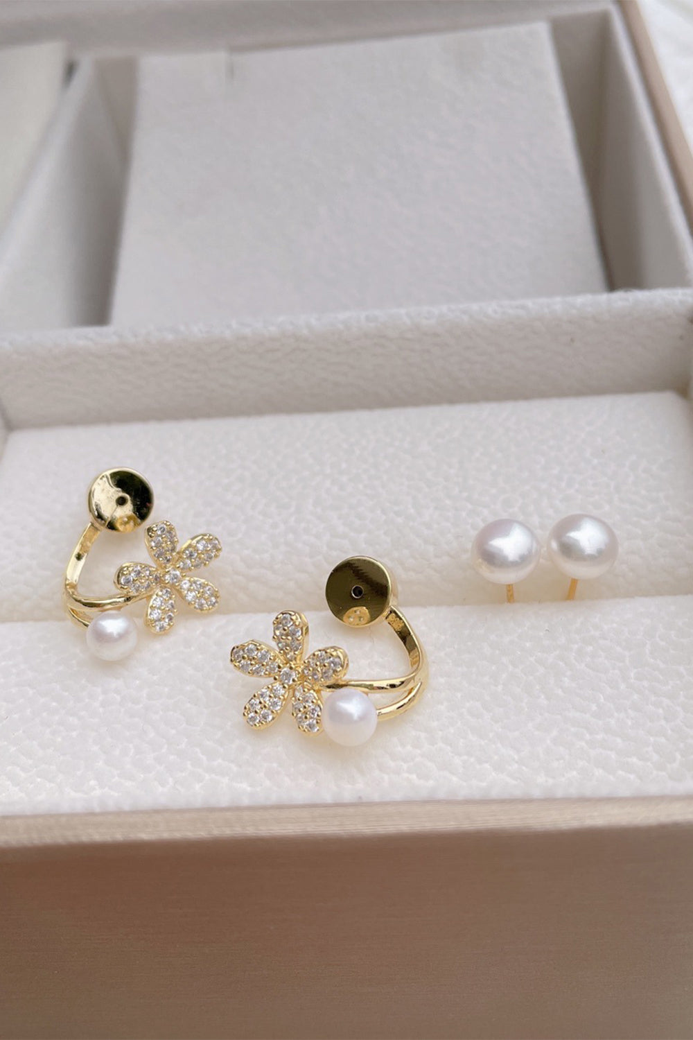 White Pearl Ear Clip