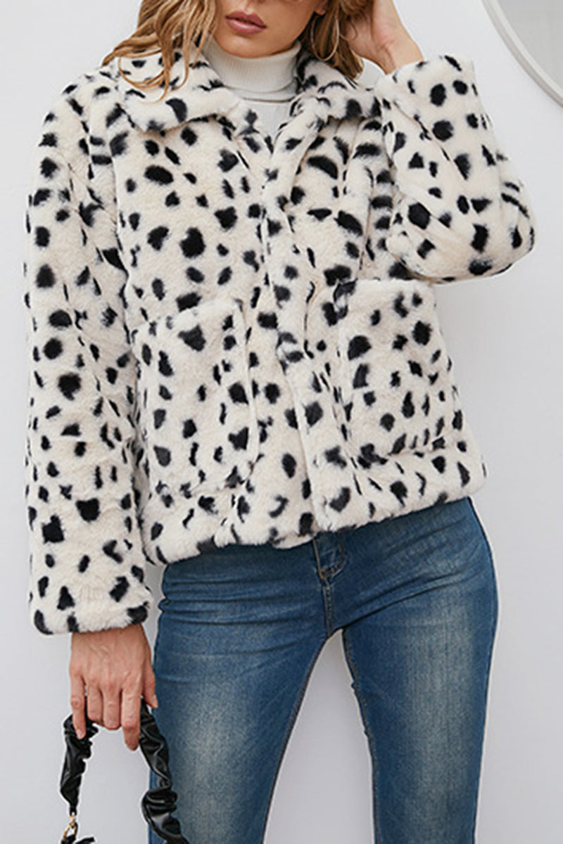 Load image into Gallery viewer, Beige Leopard Printed Faux Fur Short Shearling Coat with Pockets